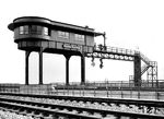 Der 1931 in Betrieb gegangene Abzweig Emma lag zwischen Düsseldorf-Volksgarten und Düsseldorf Abstellbahnhof und stellte die Verbindung zwischen Düsseldorf Hbf und dem Abstellbahnhof her. Mit der Elektrifizierung der Strecke Köln - Düsseldorf verschwand das Stellwerk, der Stellbereich wurde dem Fahrdienstleiterstellwerk "Af" in Düsseldorf Abstellbahnhof zugeordnet. (31.03.1933) <i>Foto: RBD Wuppertal (Eckler)</i>