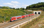 Mittlerweile haben die Twindexx-Doppelstocktriebwagen die lokbespannten Züge zwischen Frankfurt und Würzburg verdrängt. Hier ist 445 054 als RE 4616 (Bamberg - Frankfurt) am Tunnel Metzberg bei Hain unterwegs. Links oben auf dem Damm verlief die alte Trasse. (18.08.2018) <i>Foto: Joachim Bügel</i>