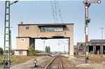 Das Reiterstellwerk "R 8" im Rangierbahnhof Köln-Nippes. Das Einfahrsignal "R" stellte die Grenze zur NE-Strecke der KFBE dar. Rechts die Anlagen des ehemaligen Bw Köln-Nippes (später Bw Köln-1). Heute sind Gleis-, Signal- und Stellwerksanlagen verschwunden und es wächst das Unkraut. (10.09.1981) <i>Foto: Peter Schiffer</i>