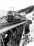 E 18 201 (Bw Salzburg) mit einem Sonderzug während des Zweiten Weltkriegs auf der Angerschluchtbrücke nahe Bad Hofgastein auf der Tauernbahn. (1942) <i>Foto: Kustjah</i>