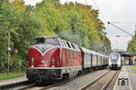 V 200 033 fährt mit DPE 20170 (Hamm - Kreuzberg) durch den Haltepunkt Haan im Rheinland. Etwas im Weg stand dabei die RB 32428 nach Wuppertal-Oberbarmen. (15.09.2018) <i>Foto: Joachim Bügel</i>