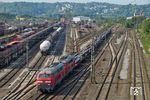 225 018 und 225 023 fahren von Wengern-Ost kommend mit dem Stahlzug GM 61303 nach Hohenlimburg am Rangierbahnhof Hagen-Vorhalle vorbei.  (07.09.2012) <i>Foto: Joachim Schmidt</i>
