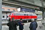 Zur Überraschung der Sonderzugfahrgäste überholte dann noch 218 837 von DB-Fernverkehr den Sonderzug in Weinheim/Bergstraße, die zuletzt beim ICE-Brand auf der NBS Köln-Rhein/Main mit dem Hilfszug tätig war (vgl. Bild-Nr. 54838). (27.10.2018) <i>Foto: Joachim Bügel</i>