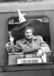 Im Tanzzug von Hannover zum Rosenmontagszug nach Köln wurde auch für ein bekanntes Musiklabel geworben. (20.02.1950) <i>Foto: Hans Berkowski</i>