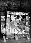 Verkehrswerbung im Anhalter Bahnhof von Berlin, wo man anschaulich die umsteigefreien Verbindungen durch fast ganz Europa präsentierte. Das Bild wurde auch in "Die Reichsbahn", Heft 9/30 veröffentlicht. (1930) <i>Foto: RVM</i>