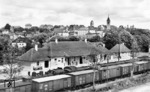 Der Bahnhof Pfullendorf an der Strecke (Aulendorf-) Altshausen—Schwackenreute (-Radolfzell). Im Bahnhof steht ein Personenzug mit einer badischen VI b (Baureihe 75). Davor eine Reihe gedeckter Güterwagen: Preußisch, württembergisch, bayrisch und Verbandswagen, also ein typischer Querschnitt der Reichsbahn-Zeit. (1930) <i>Foto: RVM</i>