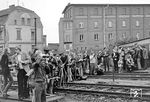 Beim "Generationentreffen" in Beeskow (vgl. Bild-Nr. 55408) glühten auch die Kameraverschlüsse der DMV-Sonderfahrtsteilnehmer.  (06.10.1975) <i>Foto: Karsten Risch</i>