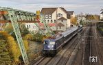 Weil die Zuglok ausnahmsweise in Richtung Köln am Zug war, konnte der NX-Ersatzzug RB 61496 diesmal im letzten Sonnenloch an der klassischen Wuppertaler Fotostelle der Herzogbrücke in Barmen verwirklicht werden. (09.11.2018) <i>Foto: Wolfgang Bügel</i>