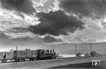 Gewitterstimmung über Lok 7 der Tegernseebahn (Krauss-Maffei 1936) mit einem Personenzug bei Schaftlach. (1960) <i>Foto: Carl Bellingrodt</i>