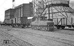 Rollwagen-Rangierbetrieb mit Lok 3 im Übergabebahnhof Hagen-Haspe vor der Kulisse der Klöckner-Werke, das längst auch schon Geschichte ist. (1950) <i>Foto: Gerd Wolff</i>