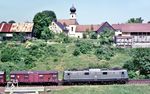 150 027 (Bw Nürnberg 2) mit einem Güterzug bei Kleinalfalterbach zwischen Deining und Batzhausen. (05.07.1985) <i>Foto: Joachim Bügel</i>