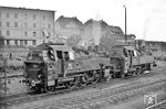 Die Kemptener 64 386 und 64 387 warten am dortigen Bw auf die Übernahme des D 704 nach Oberstdorf. (10.06.1962) <i>Foto: Helmut Röth</i>