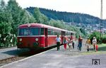 Zum Schulende durften zahlreiche Schüler den knatternden Komfort der Schienenbuseinheit 998 877, 998 094 und 798 664 des N 6673 aus Bayreuth bis Trebgast genießen. (17.07.1985) <i>Foto: Wolfgang Bügel</i>