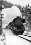 44 916 (Bw Altenhundem) unterwegs auf der winterlichen Ruhr-Siegstrecke am Werdohler Tunnel. (1953) <i>Foto: BD Wuppertal (Säuberlich)</i>