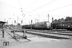 Die Kornwestheimer E 50 059 (Krupp/AEG, Baujahr 1961) fährt mit einem Güterzug durch Bretten. (24.06.1962) <i>Foto: Helmut Röth</i>
