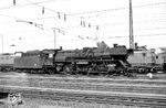 22 043 vom Bw Erfurt P (ex 39 037) macht sich in Bebra bereit, den D 197 nach Leipzig zu übernehmen. (24.05.1964) <i>Foto: Helmut Röth</i>