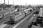 E 50 092 war am 8. Mai 1963 fabrikneu beim Bw Bebra in Dienst gestellt worden und fährt hier mit einem Güterzug durch ihre Heimatstadt. (24.05.1964) <i>Foto: Helmut Röth</i>