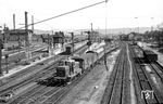 Die erst gut ein halbes Jahr alte V 60 1226 (Indienststellung am 25.09.1963 beim Bw Fulda) hatte an diesem Tag in Bebra die Aufgabe, die Züge bereitzustellen. (24.05.1964) <i>Foto: Helmut Röth</i>