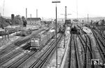 Blick von der Brücke der Bahnhofsstraße auf die Nordausfahrt des Bahnhofs Bebra mit der Bebraer E 40 176. (24.05.1964) <i>Foto: Helmut Röth</i>
