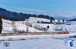 Der EC 195 nach München rollt mit zwei 218 bei Oberstaufen talwärts. (25.01.2019) <i>Foto: Joachim Schmidt</i>