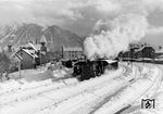 Eine 18.4 im Stückgut-Schnellverkehr nach Lindau verlässt mit einer Leig-Einheit den tief verschneiten Bahnhof Immenstadt. (1937) <i>Foto: RVM</i>