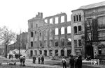 Die Ruine des ehemaligen O&K-Verwaltungsgebäudes in Babelsberg. Teilweise war es einem Brand nach dem Bombenhagel zum Opfer gefallen, deren Reste man sprengte, der überwiegende Teil wurde aber wieder instandgesetzt.  (1945) <i>Foto: Slg. Eisenbahnstiftung</i>