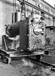 Nach Komplettierung von Steh- und Langkessel (Anbau der Rauchkammer, Einbau der Stehbolzen etc.) wird die erste Dampfprobe am Kessel einer Schmalspurlok der OP-Reihe durchgeführt. (1950) <i>Foto: Slg. Eisenbahnstiftung</i>