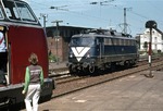 Die mit einer Sonderlackierung ausgerüstete 110 365 kreuzt im Bahnhof Rheine 221 150. (12.07.1979) <i>Foto: Peter Schiffer</i>