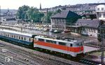 111 119 fährt mit E 3125 aus dem Bahnhof Wuppertal-Oberbarmen. (03.08.1985) <i>Foto: Wolfgang Bügel</i>