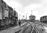 Die noch friedensmäßig ausgestattete 50 442, im Juli 1940 fabrikneu zum Bw Angermünde angeliefert, wartet im Rangierbahnhof Berlin-Pankow auf Ausfahrt. Im Oktober 1943 wurde sie an die BDZ nach Bulgarien abgegeben und dort als 14.23 eingeordnet. 1974 wurde sie in Bulgarien ausgemustert. (1942) <i>Foto: RVM  (Ittenbach)</i>