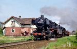 Mit dem "Lü-Dg" 56391 nach Crailsheim sind 050 731 und 051 795 bei Lauda unterwegs. (05.1975) <i>Foto: Karsten Risch</i>