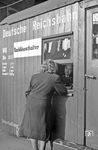 Eine Reisende am provisorischen Nachlöseschalter in Berlin Potsdamer Bahnhof. (03.1945) <i>Foto: Walter Hollnagel</i>