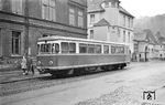 VT 2 (Talbot, Baujahr 1955) steht vor dem DB-Empfangsgebäude in Altena. Im Gegensatz zu allen anderen Fahrzeugen, die 1961 nach Langeoog verkauft wurden, ging er 1962 an die Inselbahn Juist. (08.01.1961) <i>Foto: Gerhard Moll</i>
