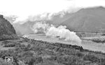 NZR A-Class (4-6-2) No. 472 (Baujahr zwischen 1906 und 1914) im Tal des Otira River im Westland District der Region West Coast auf der Südinsel von Neuseeland. (27.08.1960) <i>Foto: D.C. Ross</i>