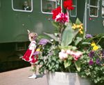 Abschied an einem Personenzug in Frankfurt-Nidda. Keine Sorge, das Kind blieb nicht allein zurück, es ist die Enkeltochter von Reinhold Palm. (1970) <i>Foto: Reinhold Palm</i>