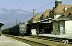 E 41 012 (Bw München Hbf) muss im Bahnhof Garmisch-Partenkirchen den Transport einer größeren Kiste über die Gleise abwarten. (1962) <i>Foto: Reinhold Palm</i>