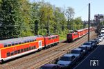 Auch die Baureihe 111 ist 2019 auf dem absteigenden Ast. In Wuppertal-Elberfeld begegnen sich 111 126 mit RE 10416 nach Aachen (links) und 111 158 mit RE 10417 nach Dortmund. Seit Dezember 2020 ist es mit den lokbespannten Zügen auf der Linie RE 4 zwischen Dortmund und Aachen vorbei. (15.05.2019) <i>Foto: Wolfgang Bügel</i>