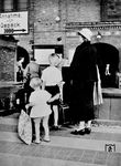 Eine Familie wartet auf die Gepäckannahme in Berlin Anhalter Bf. (1932) <i>Foto: RVM (Rosemarie Clausen)</i>