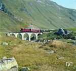 Der "Glacier-Express" von St. Moritz/Chur nach Zermatt mit FO 34 auf der Furkareussbrücke Nr. I bei Steinstafel. (1981) <i>Foto: Karsten Risch</i>