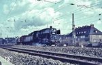 50 1050 mit einem Güterzug zwischen Kassel Rbf und Kassel-Wilhelmshöhe. (1966) <i>Foto: Günter Hauthal</i>