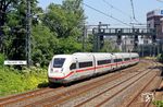 Als ICE 4 bezeichnet die Deutsche Bahn den neuesten Typ der Hochgeschwindigkeitszüge Intercity-Express (ICE), der seit 2017 im Einsatz ist. Insgesamt sollen bis zu 300 Züge unter der Baureihenbezeichnung 412 angeschafft werden. Eine zwölfteilige Variante befindet sich seit Dezember 2017 im Regelbetrieb, eine siebenteilige ist seit Dezember 2020 einsatzbereit. Hier ist 412 9203 als LPFT von Dortmund ins ICE-Werk Köln-Nippes unterwegs. (28.06.2019) <i>Foto: Wolfgang Bügel</i>