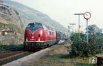 Am nächsten Tag hatte 221 104 die Zugleistungen der Sonderzüge übernommen und fährt hier mit N 25202 aus Remagen in Walporzheim ein. (27.10.1985) <i>Foto: Joachim Bügel</i>