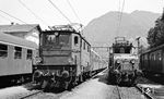 ÖBB 1045.01 steht in Bad Aussee mit einem Personenzug nach Attnang-Puchheim bereit. Daneben wartet 1189.02 (Ff/BBC, Baujahr 1926), die noch bis 1979 im Einsatz war. (08.1977) <i>Foto: Burkhard Wollny</i>