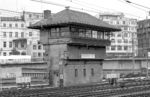 Das Gegenstück zum Stw "Hs" stand in der Nordausfahrt des Hamburger Hauptbahnhofs zur Lombardsbrücke hin. Genau wie das südliche Pendant war es ein Vierreihen-Hebelstellwerk (VES 4rH) und vom 10.09.1949 bis 12.06.1977 in Betrieb. Es ersetzte ebenfalls einen elektromechanischen Vorgänger aus dem Jahr 1906 und wurde seinerseits durch das neue Zentralstellwerk "Hzf" arbeitslos. (05.1975) <i>Foto: Benno Wiesmüller</i>