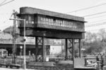 Das elektromechanische Wärterstellwerk "Hp" (Hamburg Postecke) war 1933 neu errichtet worden. Es ersetzte ein mechanisches Stellwerk aus dem Jahr 1906. Wie die anderen Stellwerke wurde es auch 1977 außer Betrieb genommen. (1970) <i>Foto: Benno Wiesmüller</i>