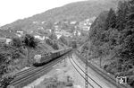 Den drittletzten Einsatz nach Heidelberg bestritt 220 015, die mit E 2658 den Königstuhltunnel hinter sich gebracht hat und gleich nach Heidelberg Hbf einfahren wird. Den letzten Zug bespannte übrigens die türkis/beige 220 060 am 31. Mai 1975. (29.05.1975) <i>Foto: Helmut Röth</i>
