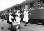 Truppenbetreuung durch Rot-Kreuz-Schwestern an einem SF-Sonderzug im Bahnhof Saalfeld (Saale). (1941) <i>Foto: RVM</i>