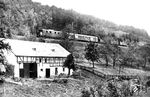 E 44 043 vom Bw Hirschberg (Riesengeb) Hbf mit einer Leig-Einheit an einem Bauerngehöft in Gotschdorf bei Hirschberg (Riesengeb). Die Lok war zum Zeitpunkt der Aufnahme gerade einmal zwei Monate alt, verließ aber bereits im Oktober 1938 Schlesien in Richtung RBD Linz. Dort war sie beim Bw Spittal-Millstättersee für den Einsatz auf der Tauernbahn beheimatet. (04.06.1936) <i>Foto: DLA Darmstadt (Bellingrodt)</i>