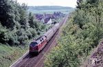 220 061 mit D 2641 nach Braunschweig zwischen Lenne und dem Bahnhof Vorwohle. (23.05.1981) <i>Foto: Prof. Dr. Willi Hager</i>