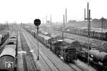 Gleich zwei badische X b, 92 311 und 92 309, befördern einen Güterzug im Güterbahnhof von Mannheim. (26.09.1959) <i>Foto: Helmut Röth</i>
